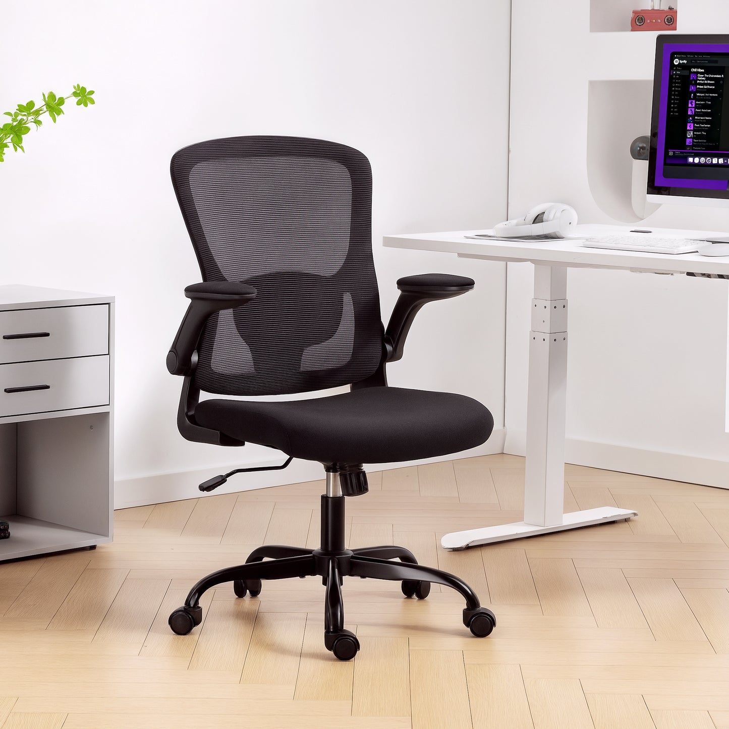 HOMCOM Ergonomic Mesh Office Chair with 4D Lumbar Support, Flip-Up Armrests, Tilt, Swivel