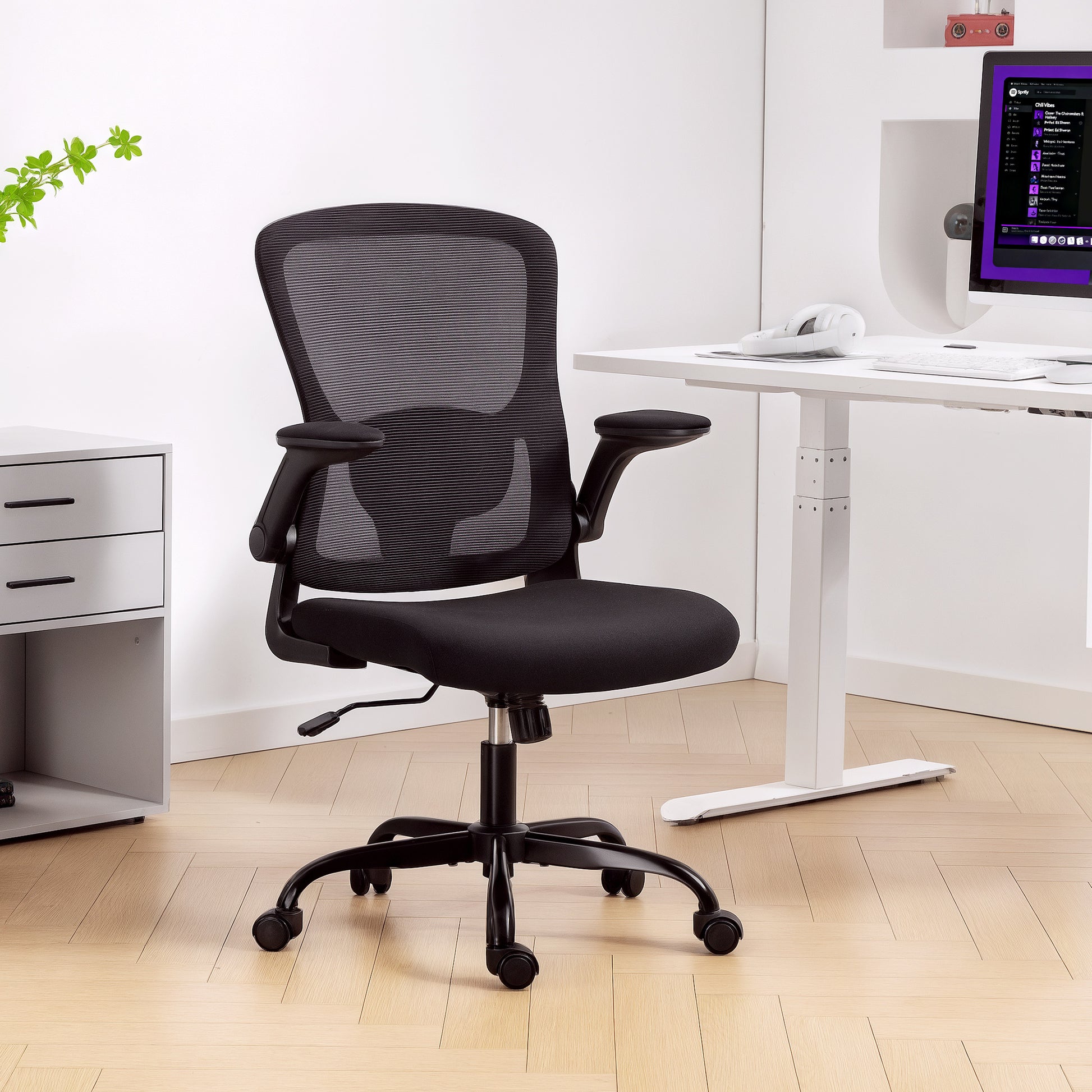 HOMCOM Ergonomic Mesh Office Chair with 4D Lumbar Support, Flip-Up Armrests, Tilt, Swivel
