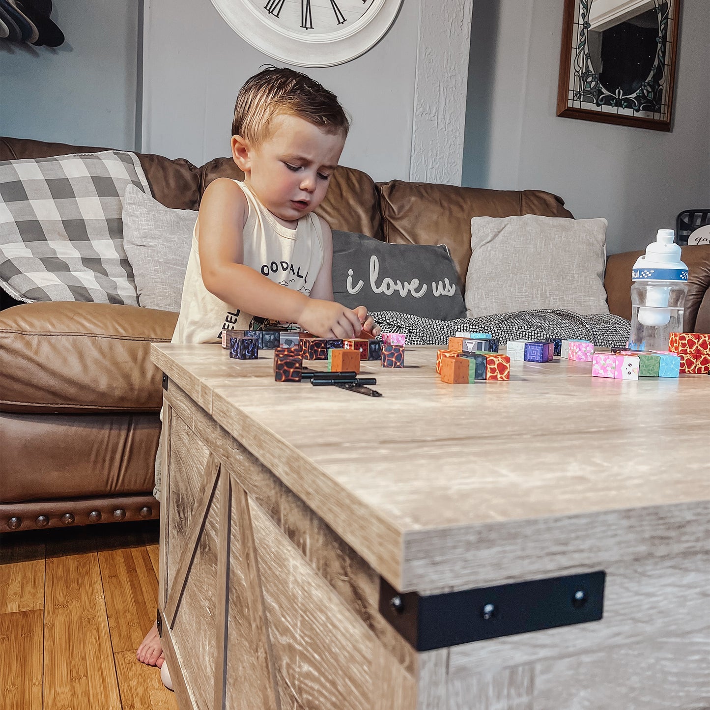 HOMCOM Farmhouse Square Coffee Table, Flip-Top Lids, Hidden Storage, Oak