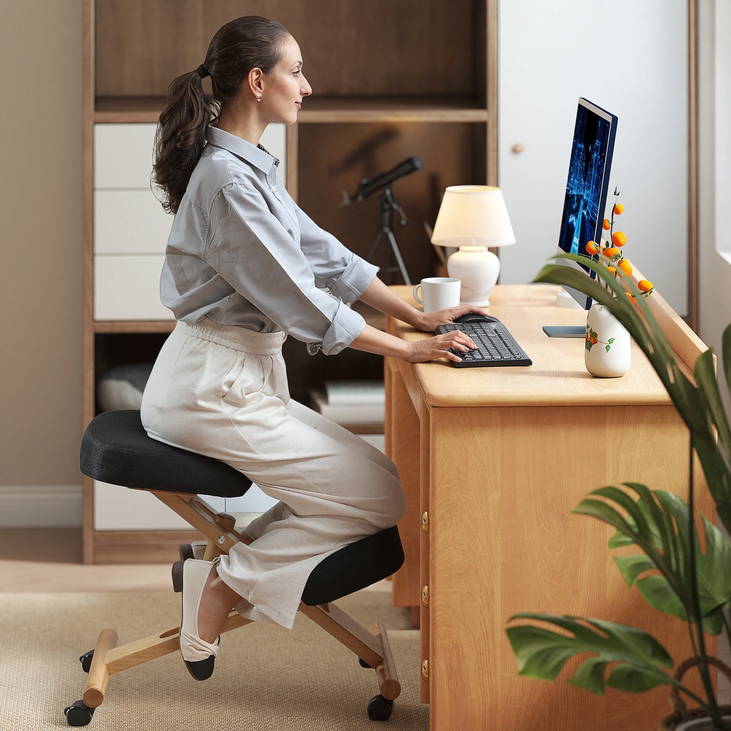 HOMCOM Ergonomic Kneeling Posture Chair: Rubberwood Frame, Rolling Wheels, Black