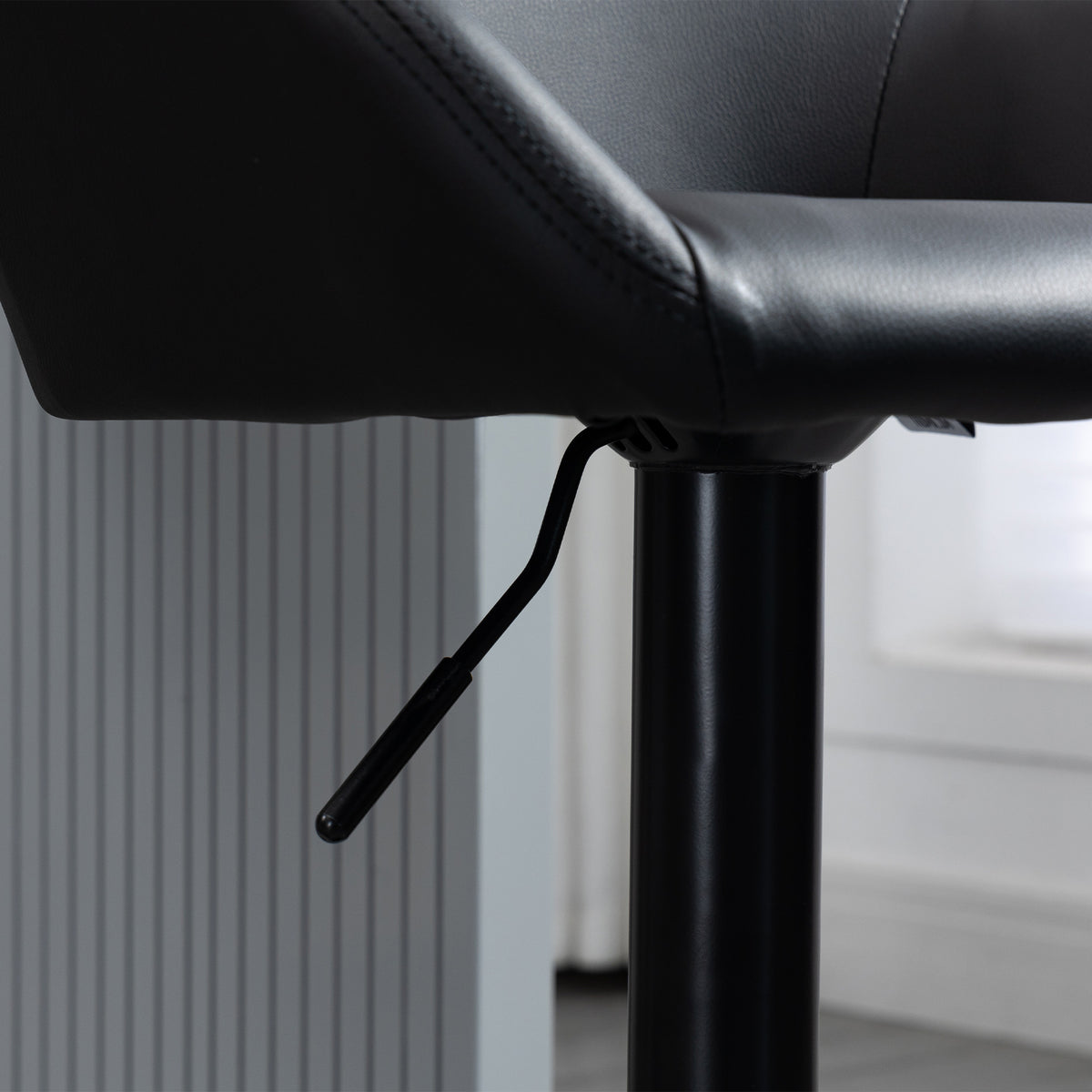 Retro PU Leather Swivel Bar Stools with Footrest and Mid Back, Round Base, Set of 2, Black